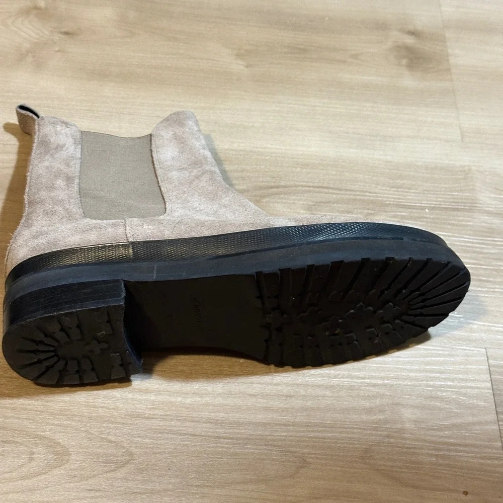 Aerosoles Camila Chelsea Boots‎ Taupe 8 Women Suede Lug Sole Ankle Gorpcore